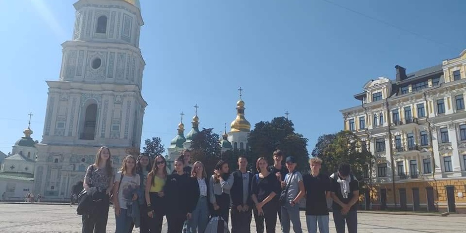 МАЛЬОВНИЧИЙ УРОК ДЛЯ ПЕРШОКУРСНИКА