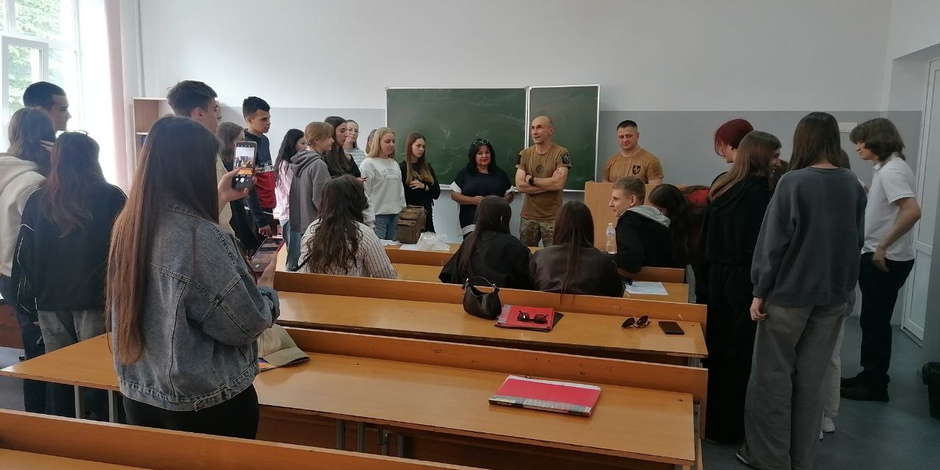 Зустріч студентів Голосіївського ЕПФК з бійцями ЗСУ: урок мужності та патріотизму